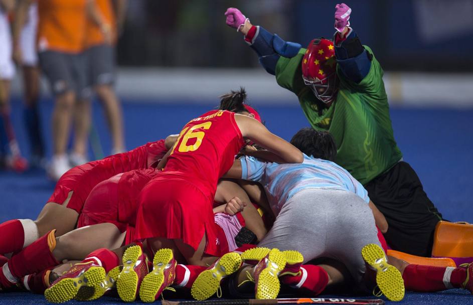 La Cina festeggia la medaglia d&#39;oro nell&#39;hockey femminile ai Giochi della Giovent di Nanjing, ovvero davanti ai propri tifosi (Epa)